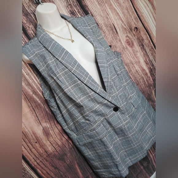 2 For 25$ Maurices Stylish Gray Plaid Vest - Picture 3 of 7